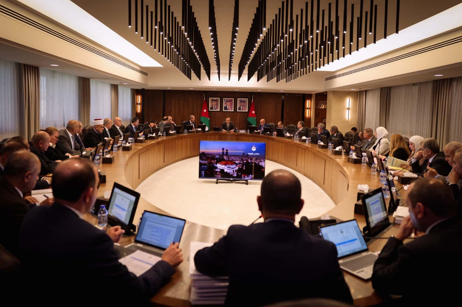 قرَّر مجلس الوزراء في جلسته التي عقدها الأحد، برئاسة رئيس الوزراء جعفر