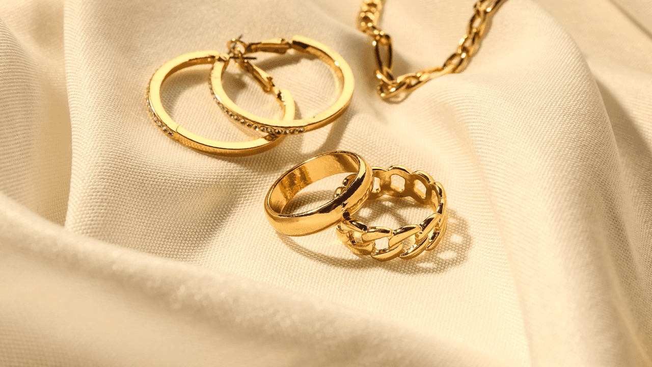 الدار -انخفضت أسعار الذهب، الخميس، بمقدار 30 قرشاً، بحسب التسعيرة الصا