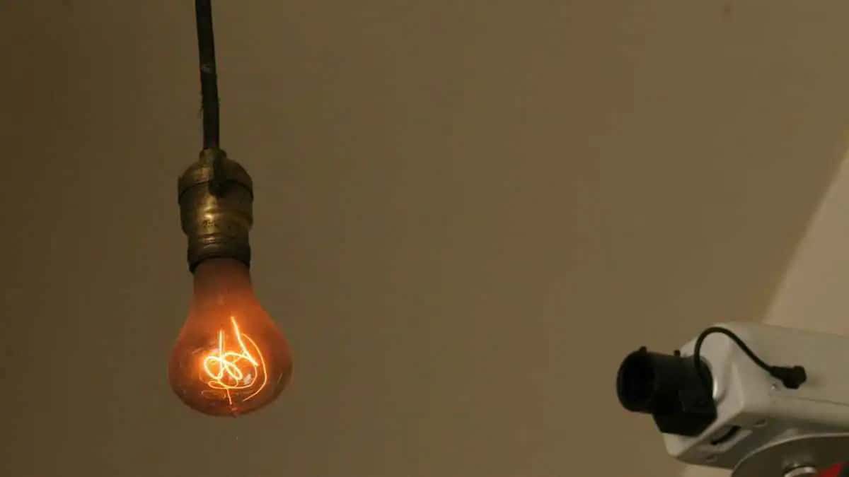 يستمر مصباح كهربائي صغير في الإضاءة منذ أكثر من قرن في محطة إطفاء بمدي