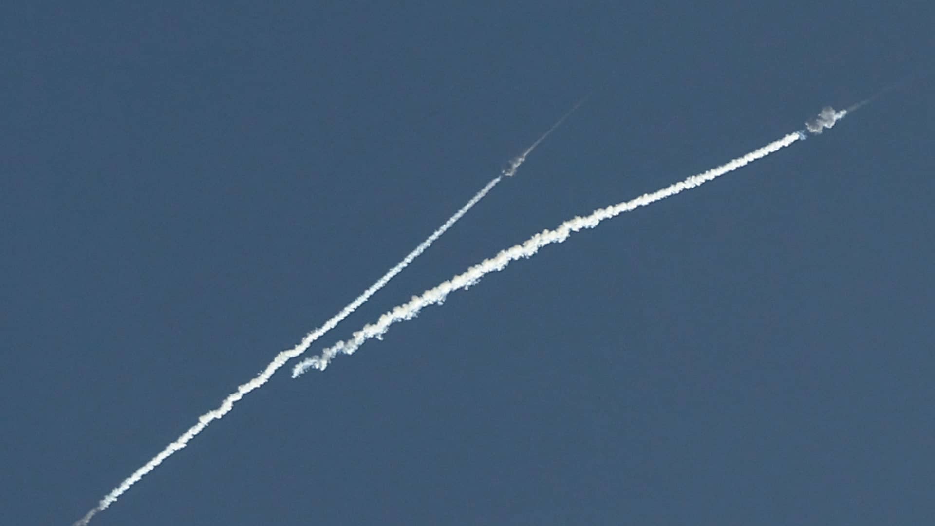 الإمارات تتعامل مع 22 صاروخا و47 طائرة مسيرة من إيران في يوم واحد