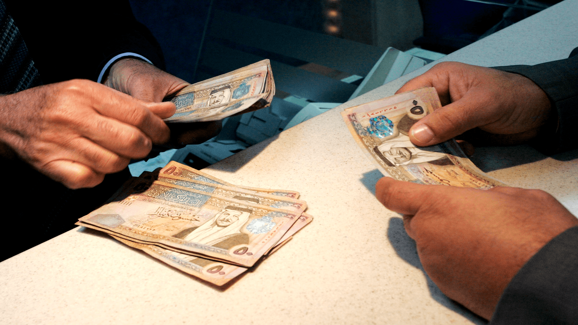 إقبال كبير على الدينار وجاهزية الصرافة لتأمين السيولة قبل العيد