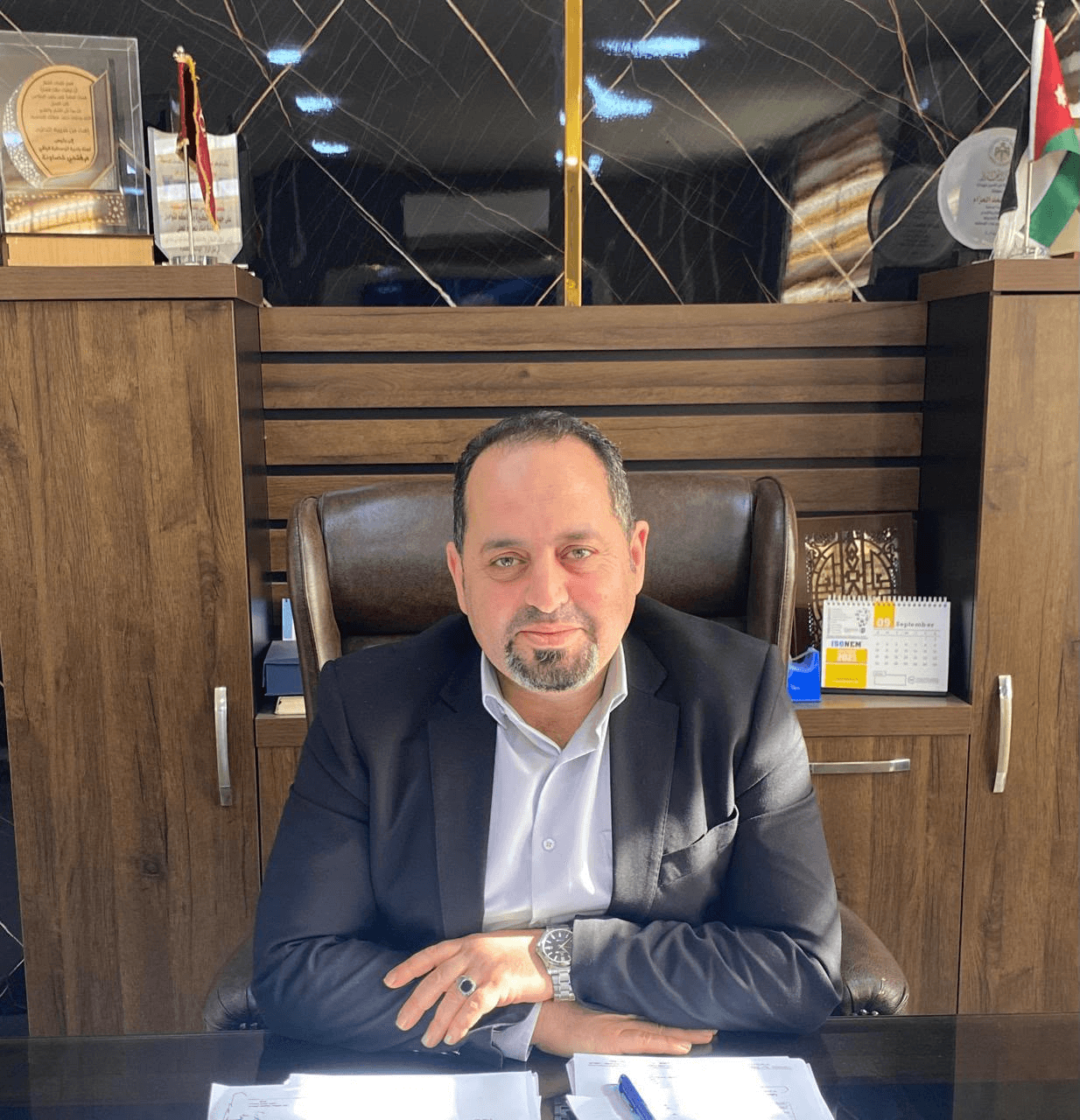 "الوجود المعلّق بين نعم و لا هل الأخلاق اختراع بشري أم قانون يسبق الإنسان؟"