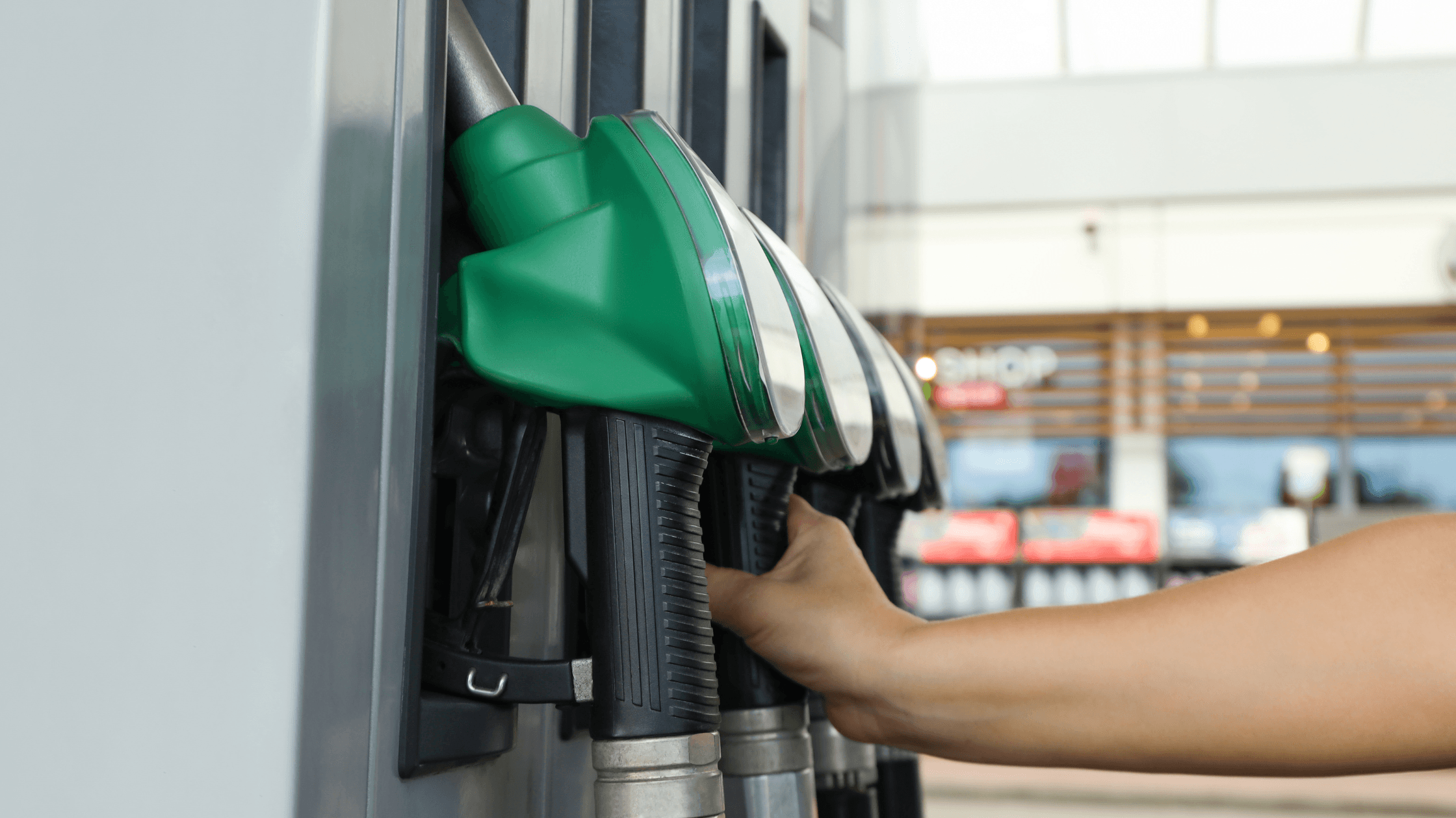 الحكومة: ارتفاع أسعار المشتقات النفطية عالمياً في الأسبوع الأول من نيسان