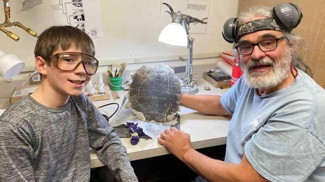 طفل يعثر على أحفورة سلحفاة نادرة عمرها 50 مليون سنة