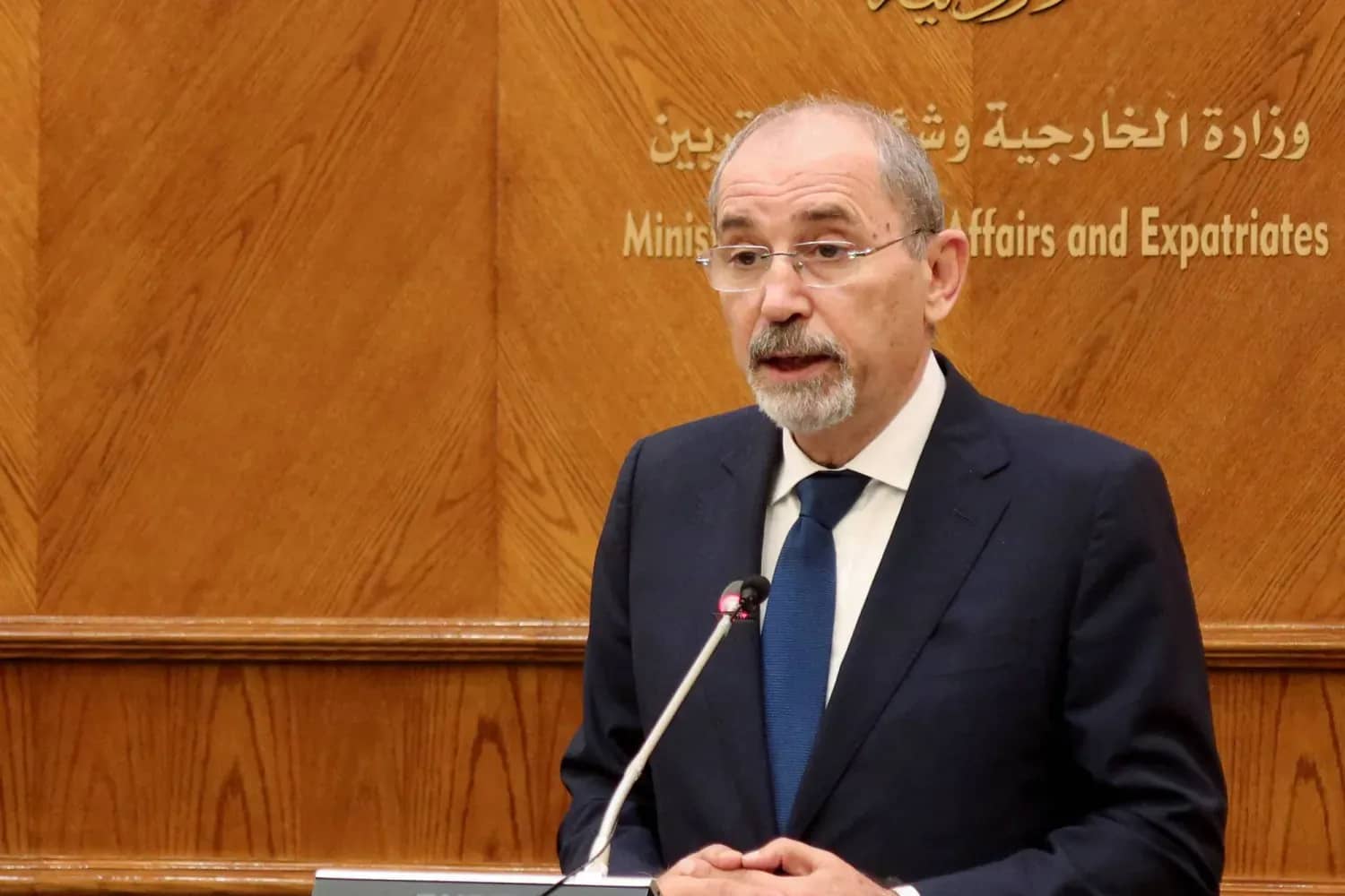 بتوجيه من الملك.. الصفدي يزور أردنيتين أُصيبتا بهجوم الحوثيين على مطار الرياض