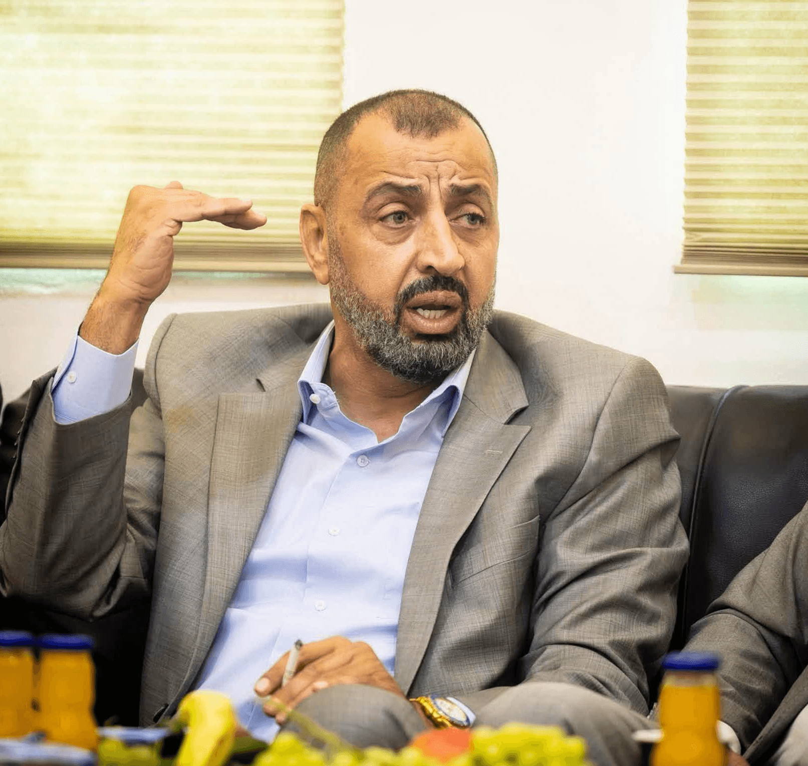 انسحاب مفاجئ ثم تراجع.. الدميسي مستمر بدعم الوحدات