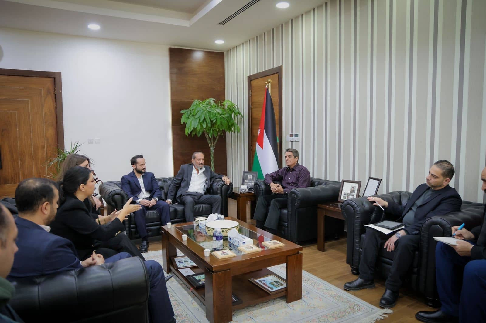 اتفاقية  تعاون بين وزارة الشباب وبيتزا القيصر  لتجديد 3 ملاعب كرة قدم في مختلف محافظات المملكة