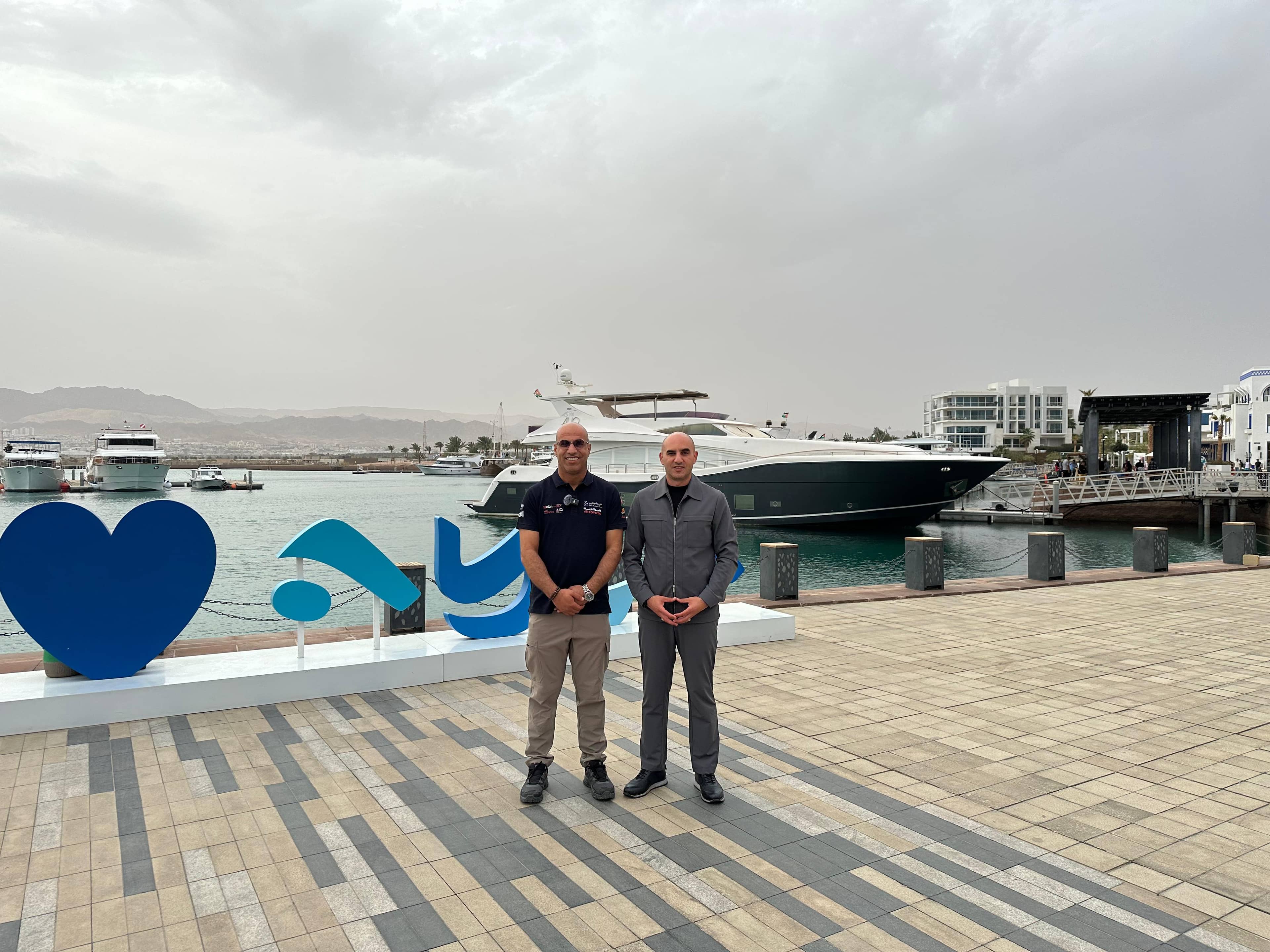 الرحالة العجارمة يصل العقبة بعد جولة في 40 دولة مروجاً للأردن.. صور