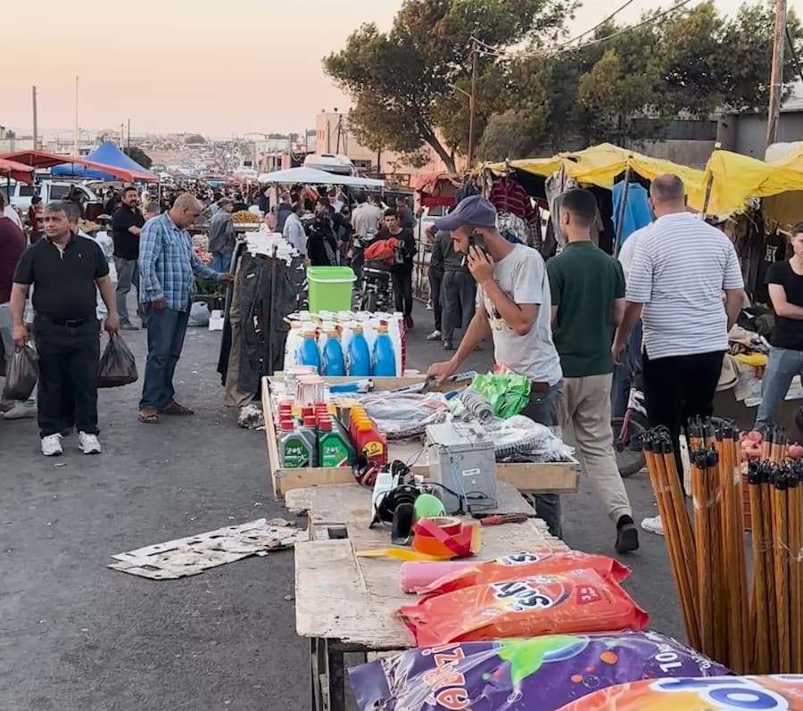 واقع “سوق الجمعة” في إربد… بين الفوضى وتضارب الصلاحيات (فيديو)