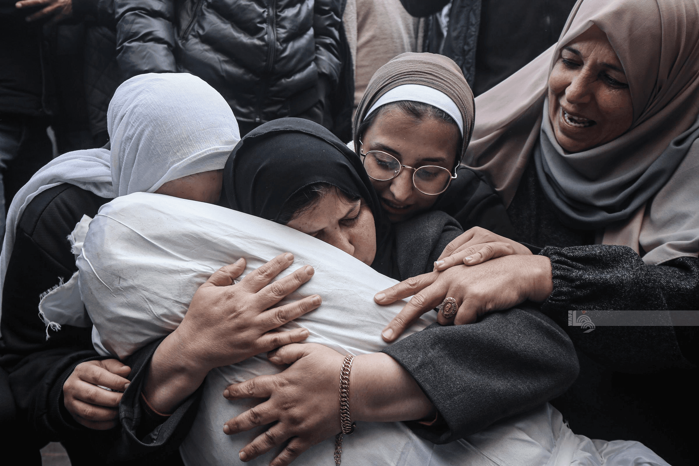 الدار - استشهد ثلاثة فلسطينيين وأصيب آخرون، فجر اليوم الجمعة، إثر قصف