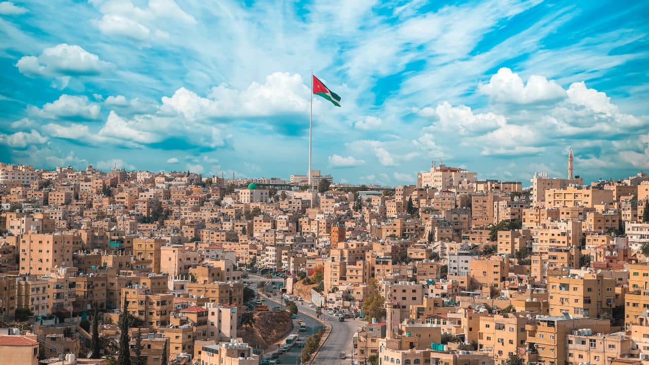 ورقة لمعهد السياسة والمجتمع تدعو لتحويل الأردن من ممر عبور إلى مركز إقليمي للتجارة والتصنيع