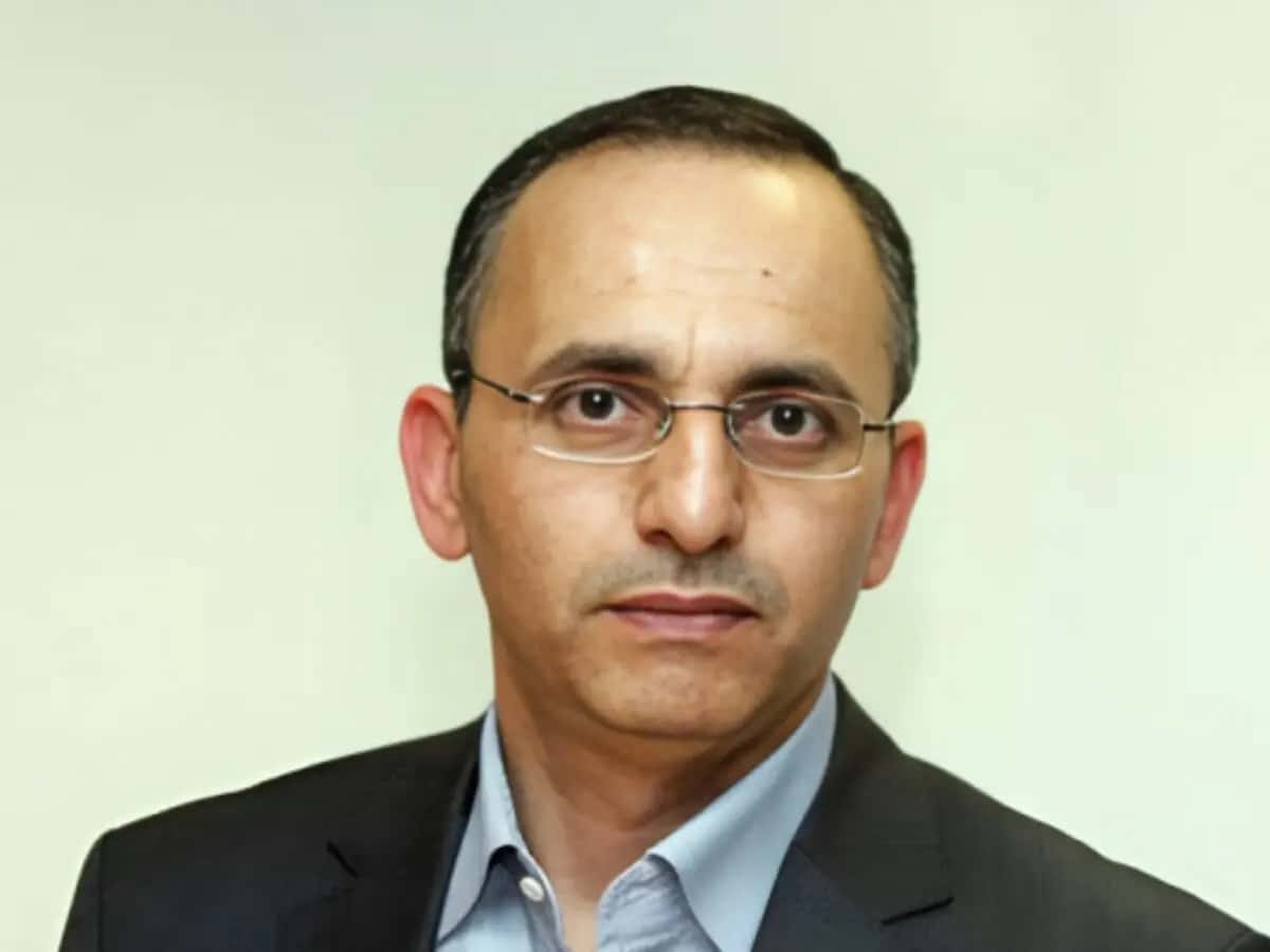 انتقد الكاتب الصحفي فهد الخيطان، استسهال وزراء ومسؤولين سابقين الظهور