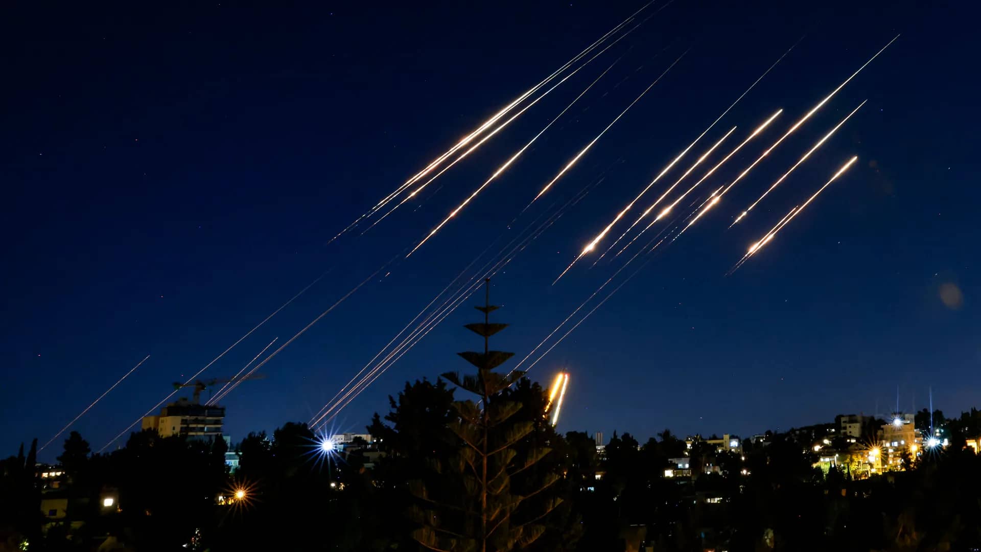 مقر خاتم الأنبياء الإيراني: سنواصل قصف البنية العسكرية والاقتصادية لأمريكا وتل أبيب بالمنطقة