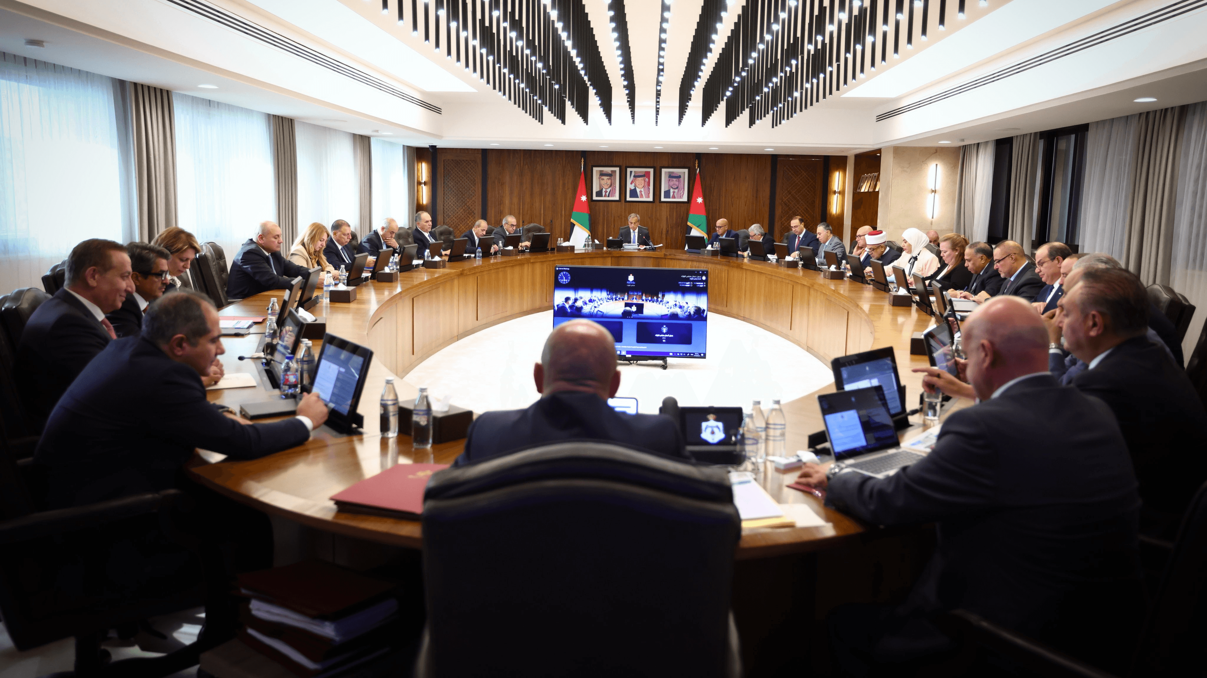 تكليف وزراء بإدارة وزارات أخرى بالوكالة لتغيب الوزراء الأصليين بمهمات رسمية خارج البلاد